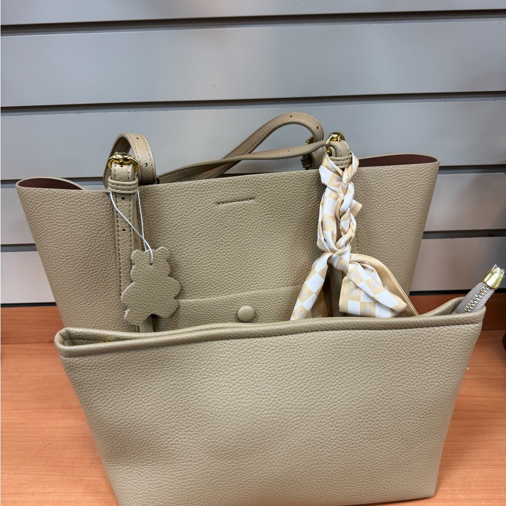 Elegant Beige Tote Bag - Picture 6 of 6
